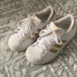 Girls Adidas Gold Shell Toe Size 1Y.